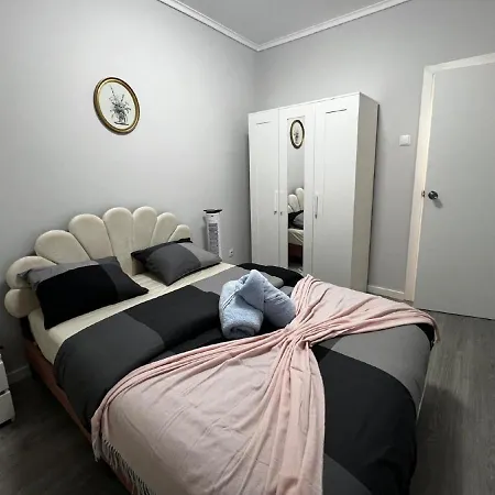 Apartment Chachino -5 Mins Walk To Train & Bus Station *