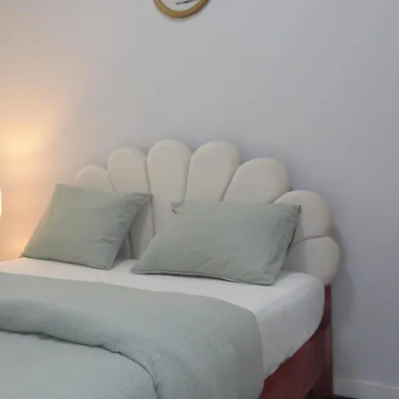 Apartment Chachino -5 Mins Walk To Train & Bus Station *