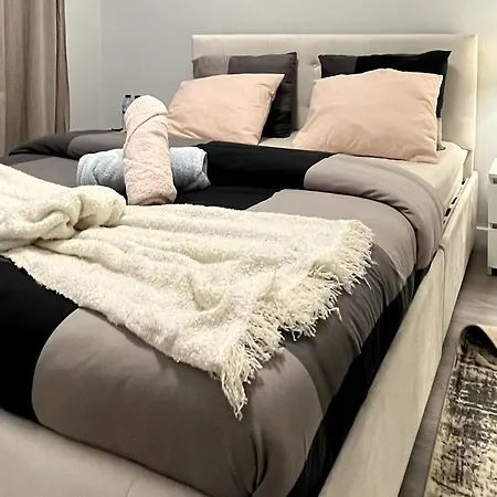 Chachino -5 Mins Walk To Train & Bus Station Apartment *