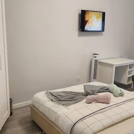 Apartment Chachino -5 Mins Walk To Train & Bus Station