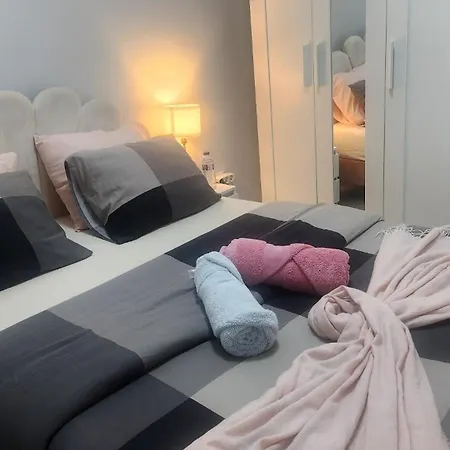 Apartment Chachino -5 Mins Walk To Train & Bus Station *